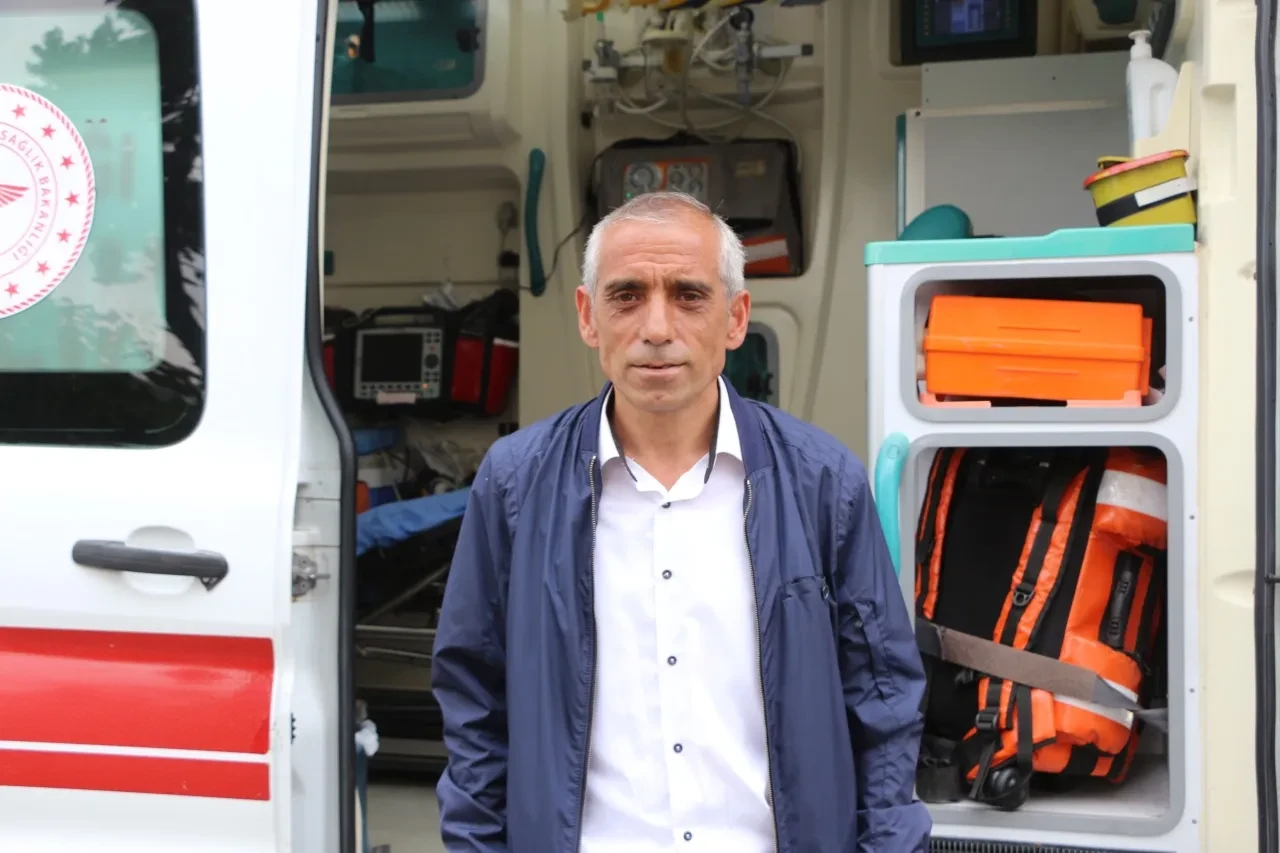 Bir kaşıktan sonra dayanamadı, ikincisini de yedi! Arıcı kabusu yaşadı