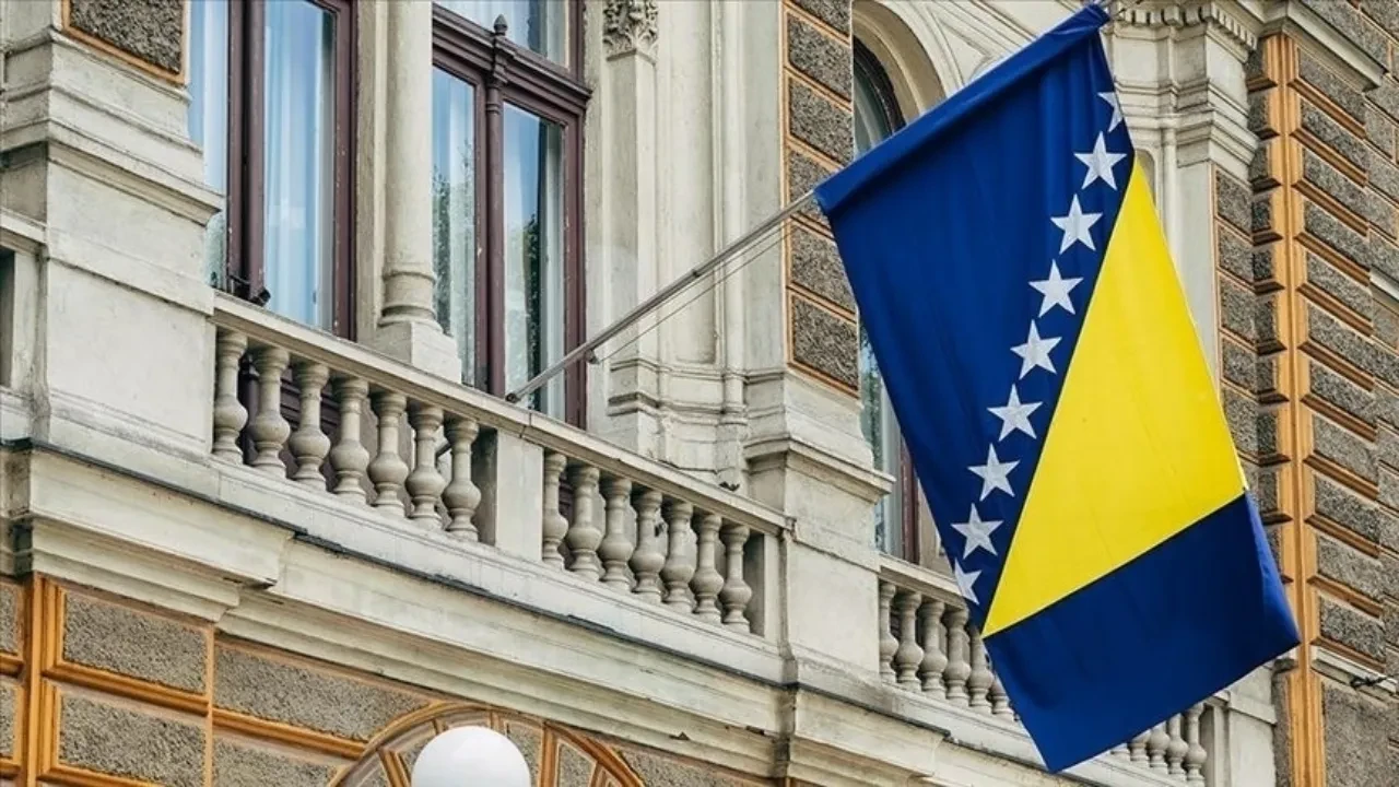 Bosna Hersek meclis salonunda yılan paniği! Oturum yapılamadı