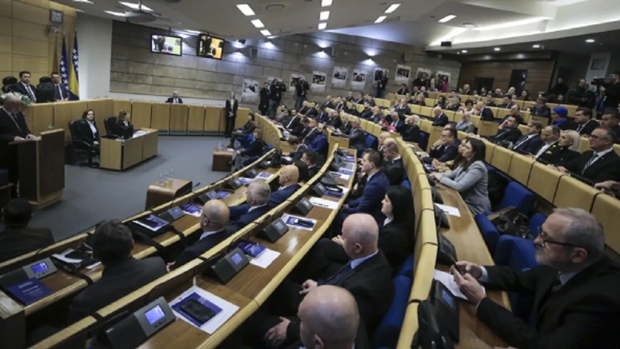 Bosna Hersek meclis salonunda yılan paniği! Oturum yapılamadı
