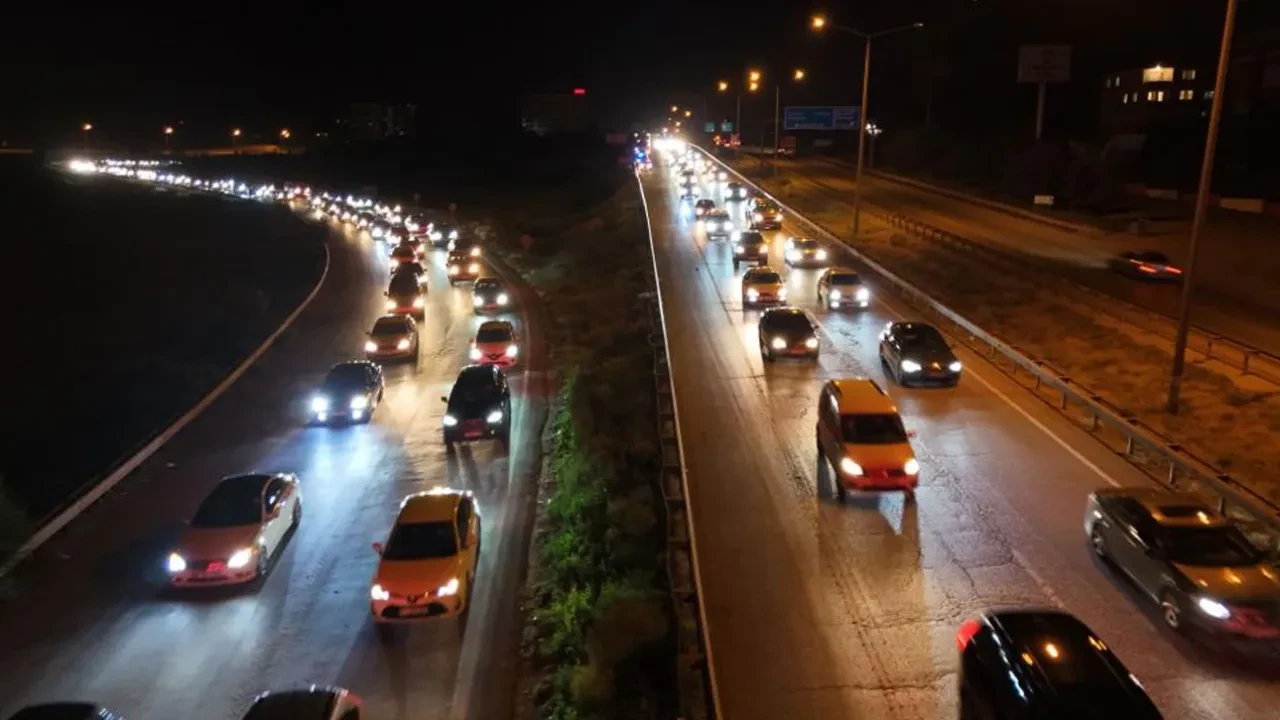 Dönüşü son güne bırakanlar saatlerini yola verdi! İşte 'Kilit Kavşak'taki o görüntü