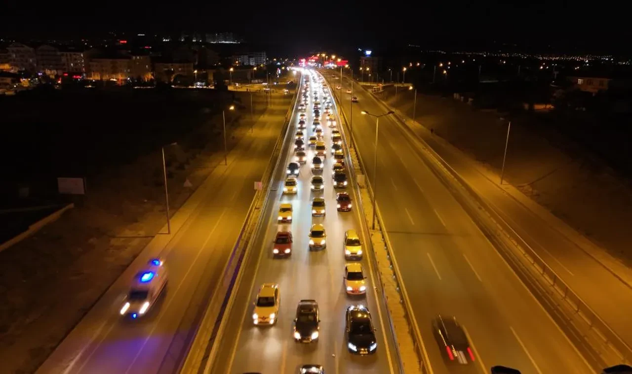 Dönüşü son güne bırakanlar saatlerini yola verdi! İşte 'Kilit Kavşak'taki o görüntü