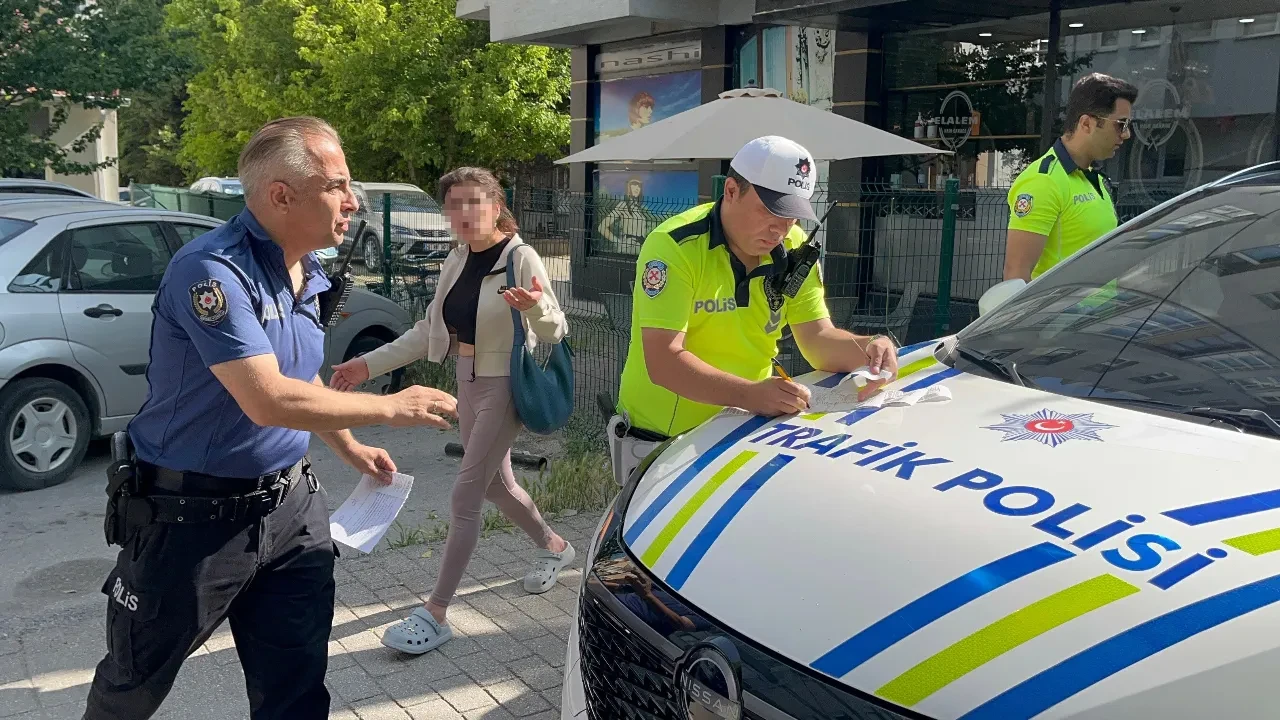 Eskişehir'de faciadan dönüldü! Araçla tatlıcı dükkanına daldı! O anlar kamerada
