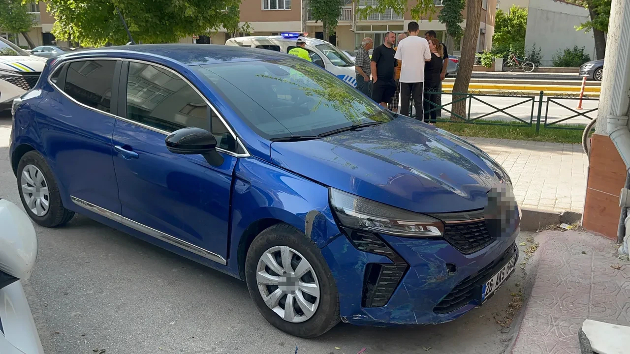 Eskişehir'de faciadan dönüldü! Araçla tatlıcı dükkanına daldı! O anlar kamerada