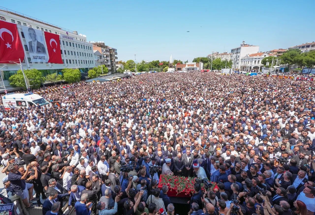 Ferdi Zeyrek son yolculuğuna uğurlandı! Törende duygusal anlar: Eşi ağlayarak helallik istedi