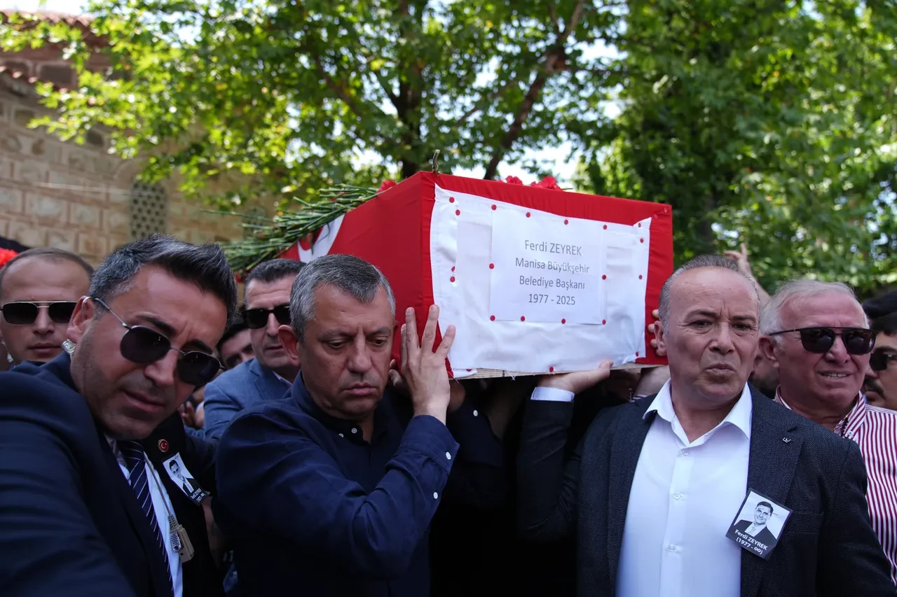 Ferdi Zeyrek son yolculuğuna uğurlandı! Törende duygusal anlar: Eşi ağlayarak helallik istedi