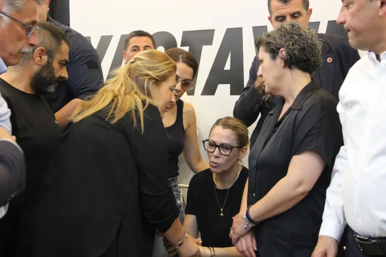 Ferdi Zeyrek son yolculuğuna uğurlandı! Törende duygusal anlar: Eşi ağlayarak helallik istedi