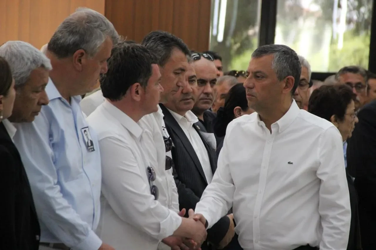 Ferdi Zeyrek son yolculuğuna uğurlandı! Törende duygusal anlar: Eşi ağlayarak helallik istedi