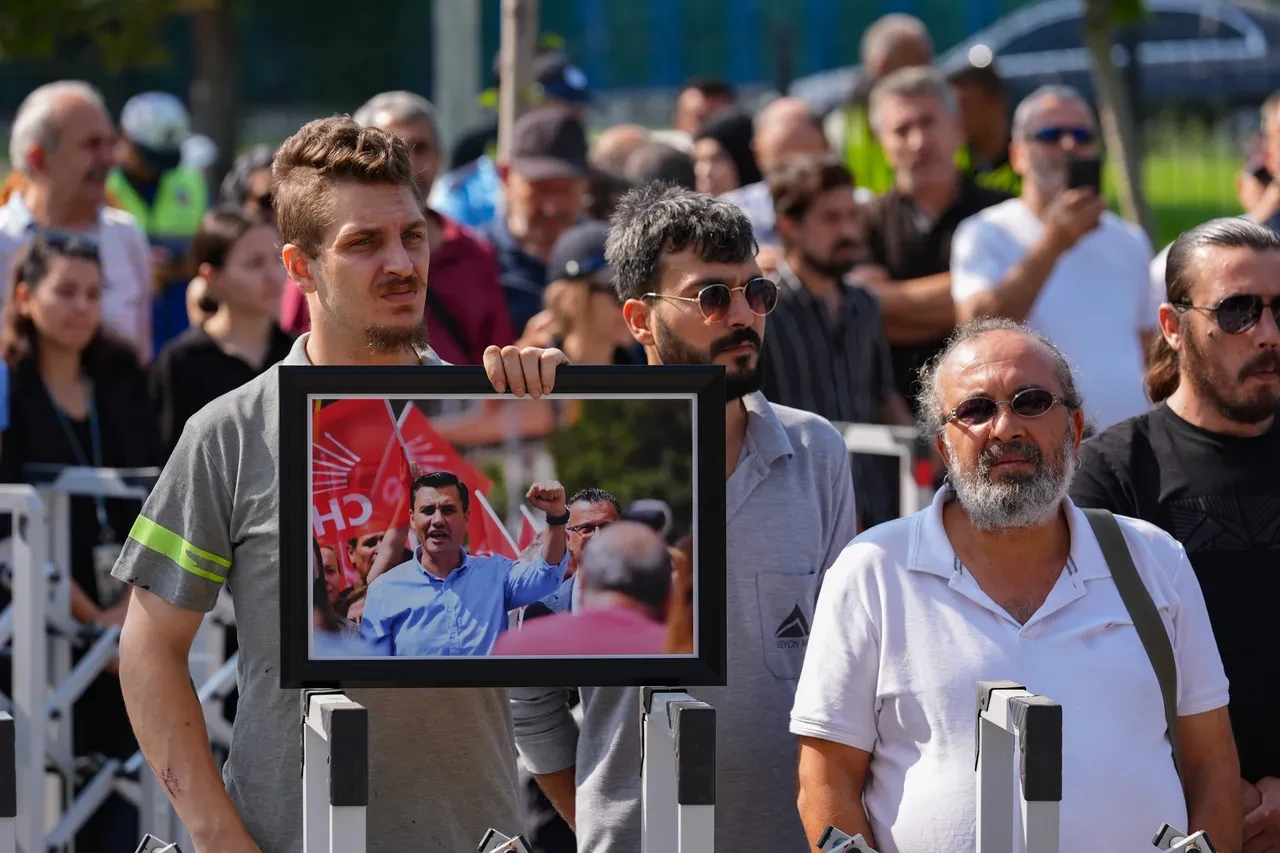 Ferdi Zeyrek son yolculuğuna uğurlandı! Törende duygusal anlar: Eşi ağlayarak helallik istedi