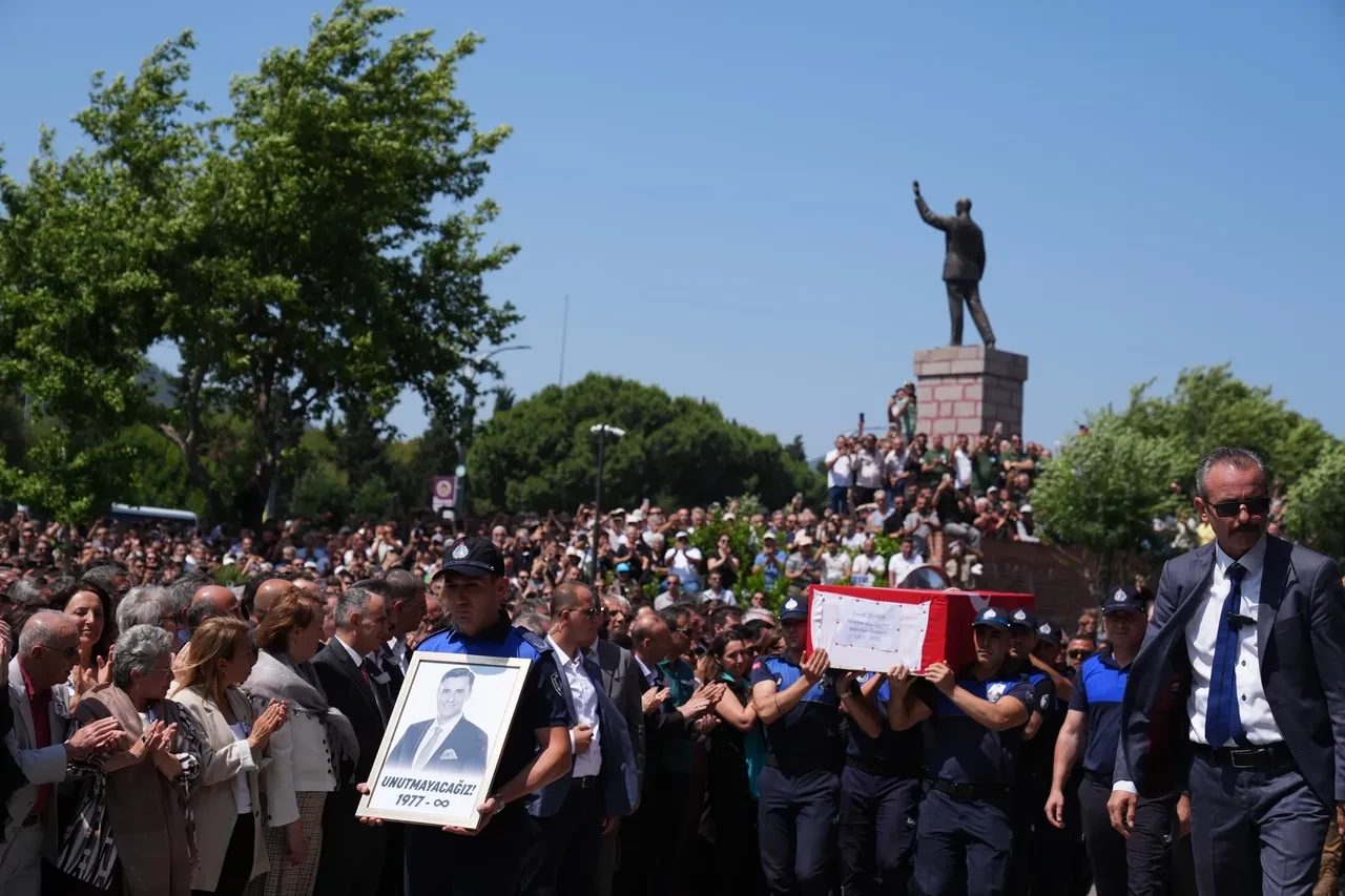 Ferdi Zeyrek son yolculuğuna uğurlandı! Törende duygusal anlar: Eşi ağlayarak helallik istedi