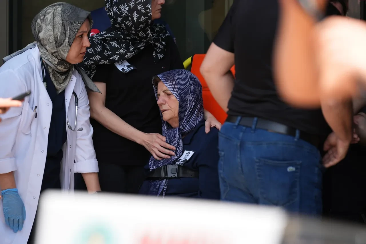 Ferdi Zeyrek son yolculuğuna uğurlandı! Törende duygusal anlar: Eşi ağlayarak helallik istedi