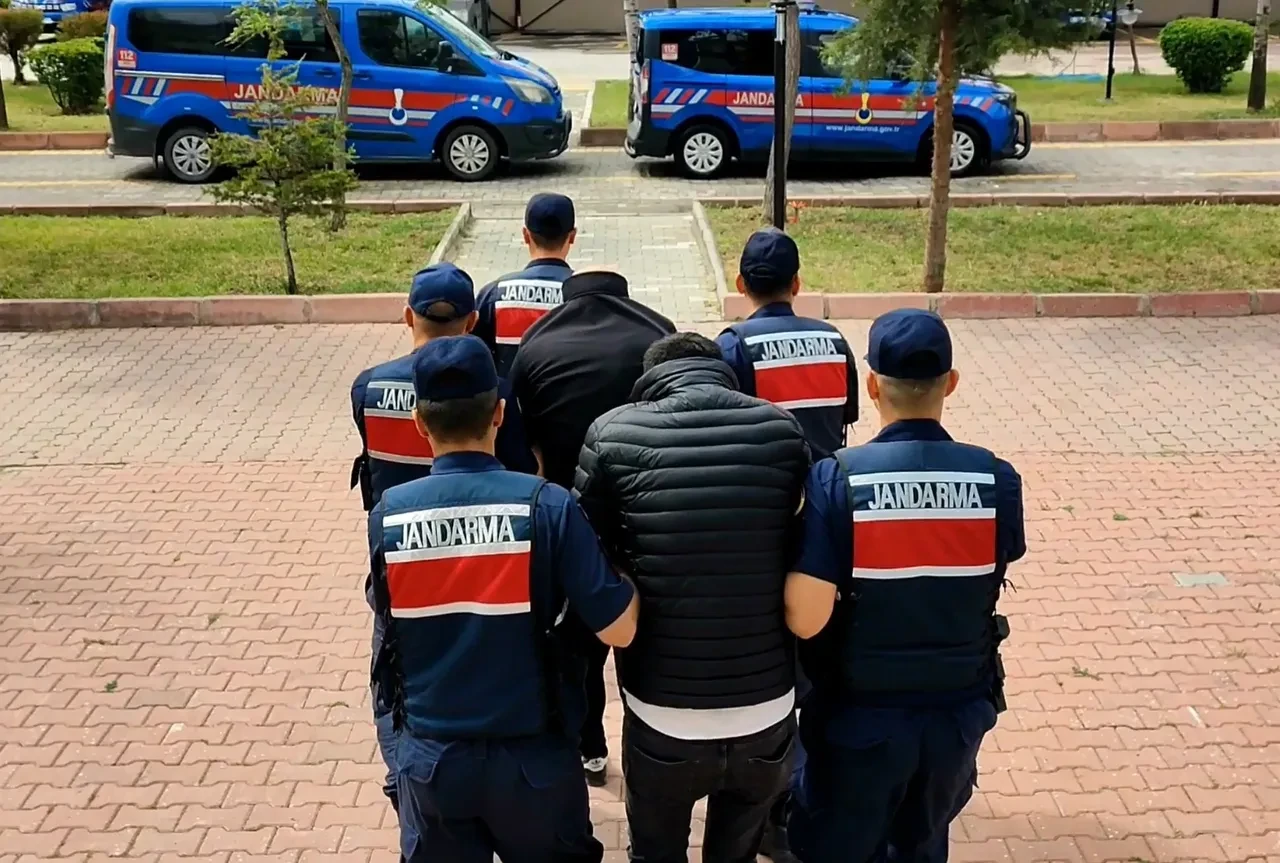 İzmir’den Aksaray’a uyuşturucu sevkiyatına darbe! Zehir tacirleri kıskıvrak yakalandı
