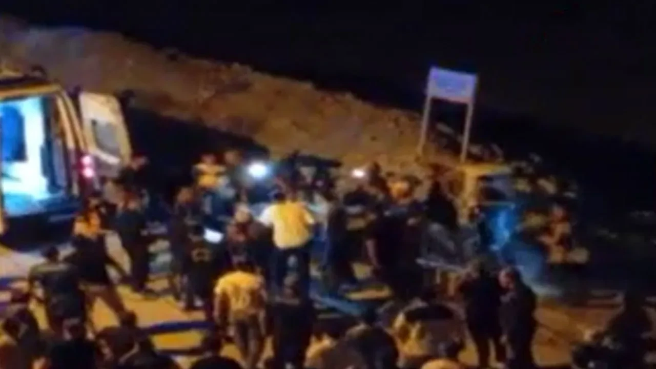 Küçük çocuk heyelan bölgesindeki çukura düştü! Kurtarma anı kamerada
