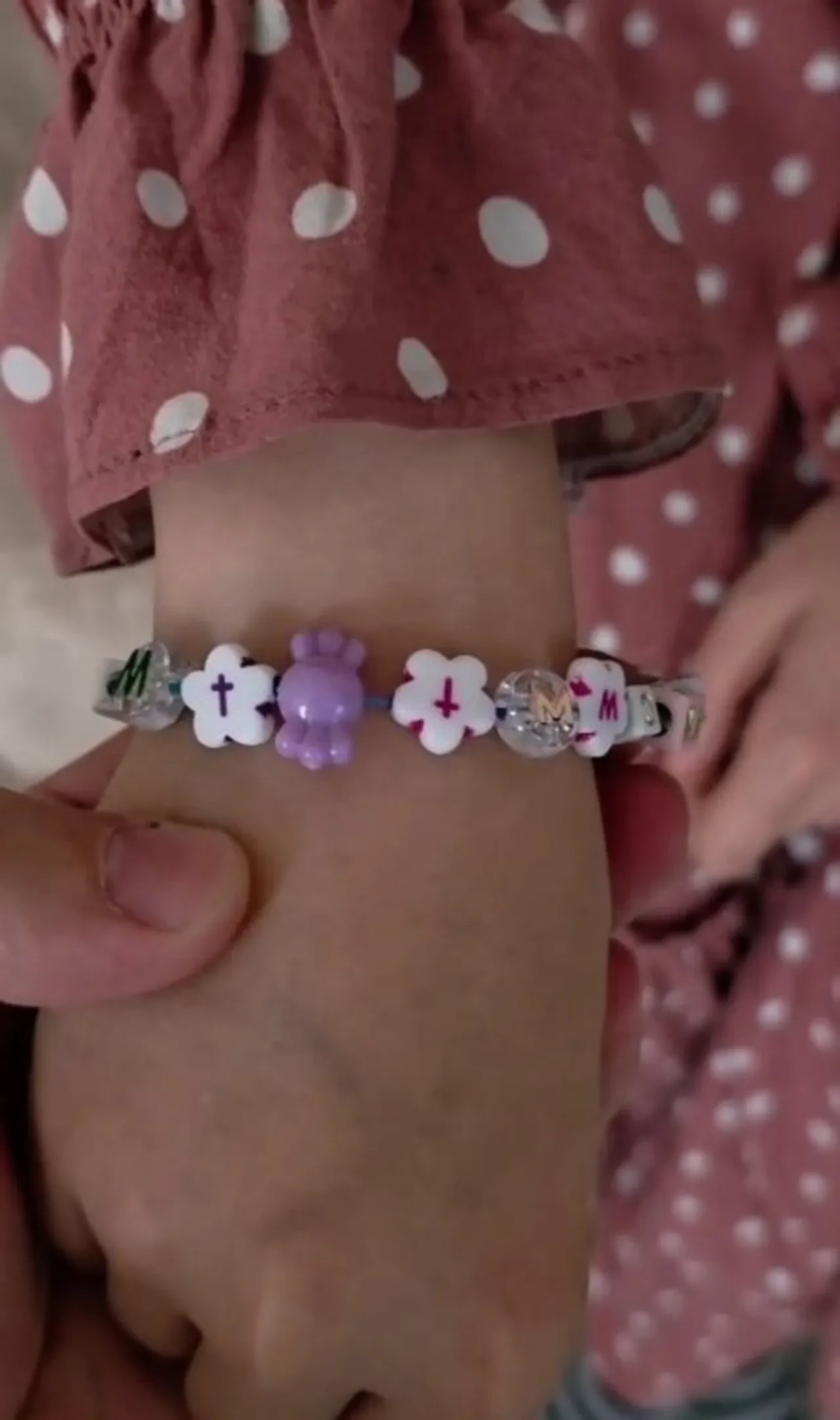 Küçük kız okul kantininden aldı, babası bilekliği görünce şoke oldu