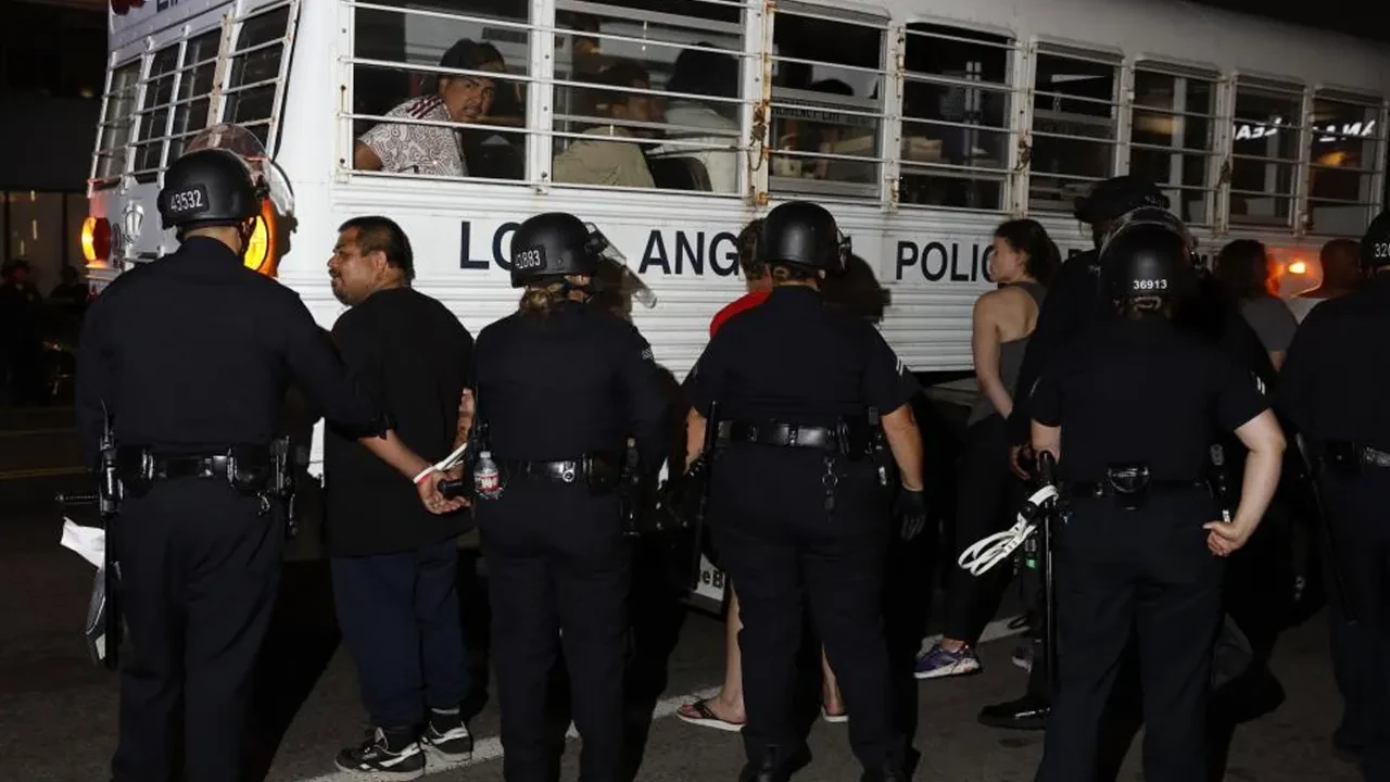 Los Angeles'ta göçmen karşıtı protestolar şiddete dönüştü: 100'den fazla gözaltı