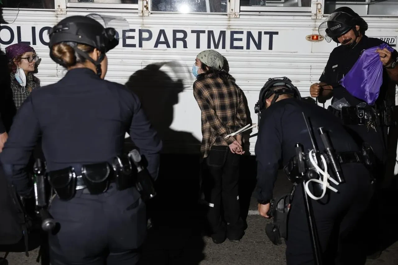 Los Angeles'ta göçmen karşıtı protestolar şiddete dönüştü: 100'den fazla gözaltı