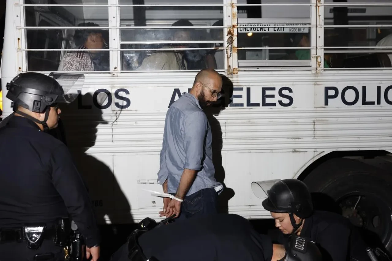 Los Angeles'ta göçmen karşıtı protestolar şiddete dönüştü: 100'den fazla gözaltı
