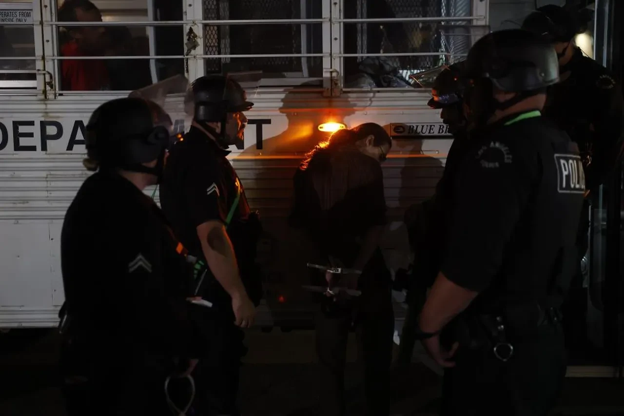 Los Angeles'ta göçmen karşıtı protestolar şiddete dönüştü: 100'den fazla gözaltı