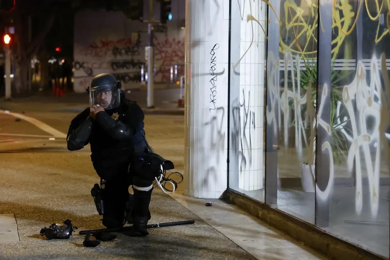 Los Angeles'ta göçmen karşıtı protestolar şiddete dönüştü: 100'den fazla gözaltı