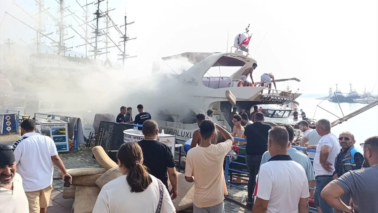 Lüks gezi teknesinde korku dolu anlar! Alevler bir anda sardı