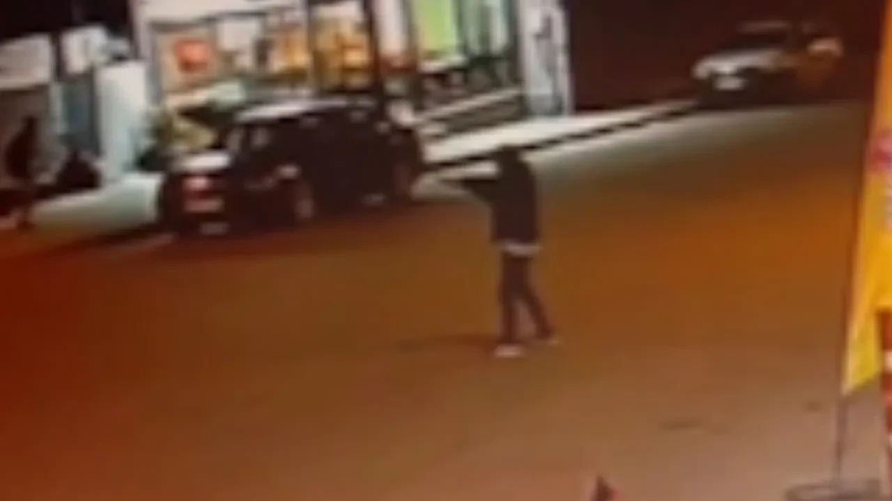 Maskeli saldırganlar kurşun yağmuruna tuttu! Korkunç anlar kamerada 