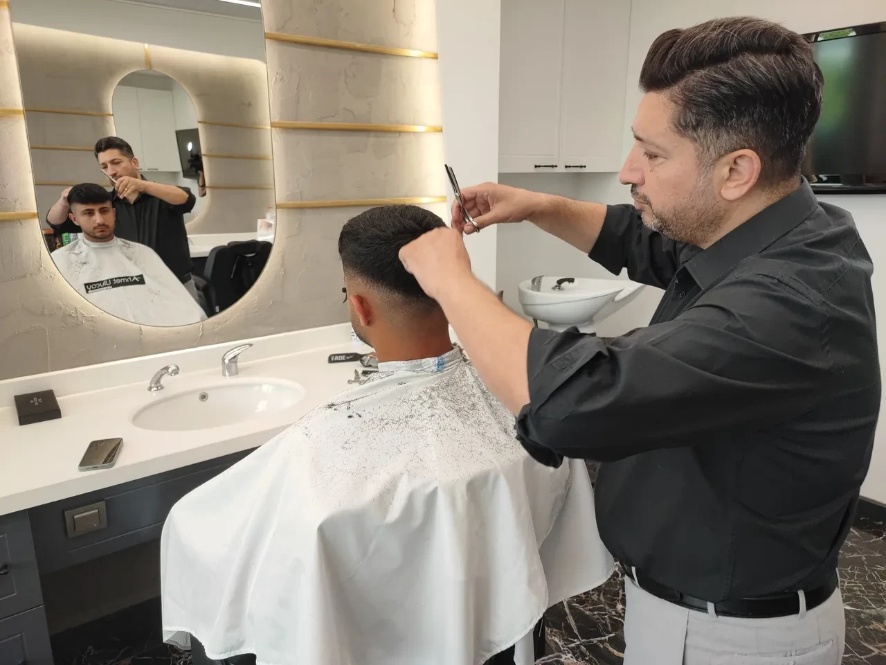 Müşteriler berberi aradı, gerçek ortaya çıktı! WhatsApp hesabını kopyalayıp tuzağa çektiler!