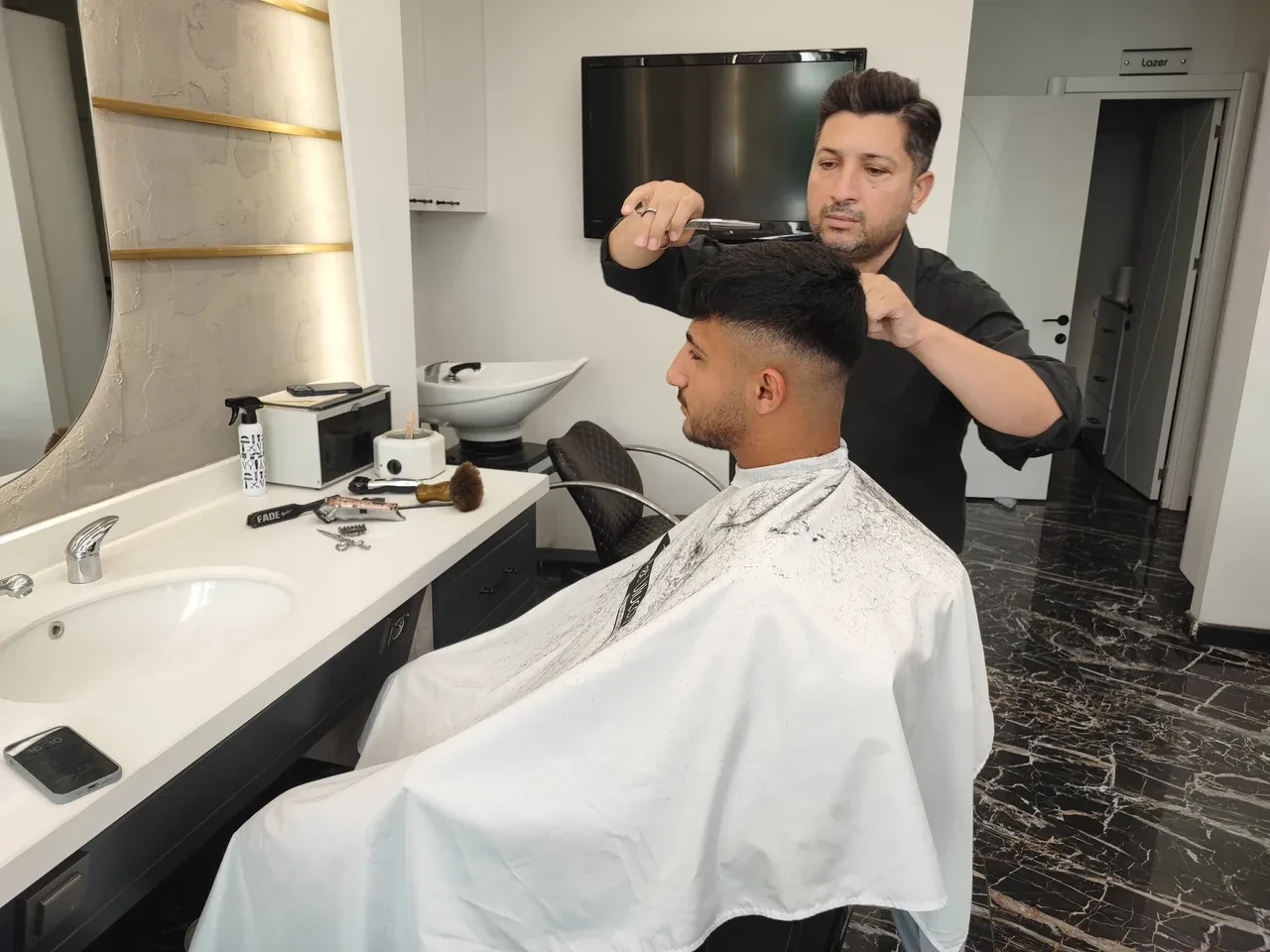 Müşteriler berberi aradı, gerçek ortaya çıktı! WhatsApp hesabını kopyalayıp tuzağa çektiler!