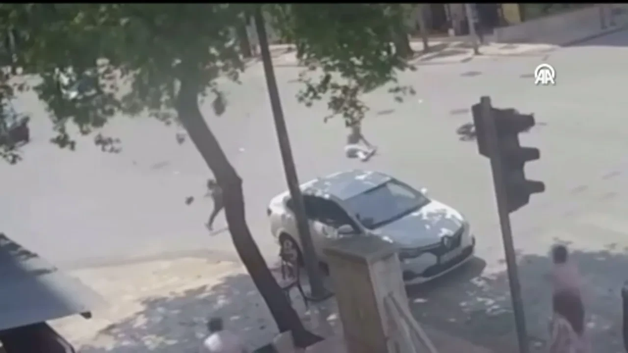 Polisten kaçmak isterken otomobille çarpıştı! 