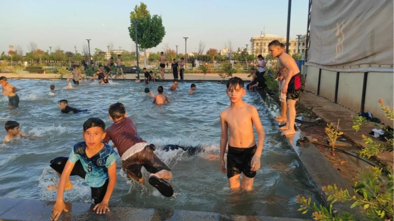 Şanlıurfa yanıyor! Sıcaktan bunalan çocuklar süs havuzuna girdi