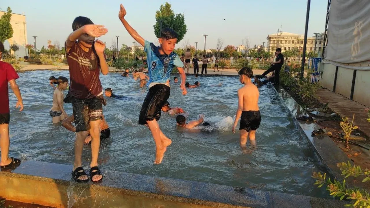 Şanlıurfa yanıyor! Sıcaktan bunalan çocuklar süs havuzuna girdi
