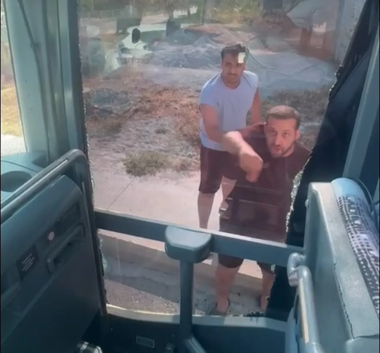Tatile giderken dehşeti yaşadılar! Bir anda önleri kesilip taşlanmaya başladılar