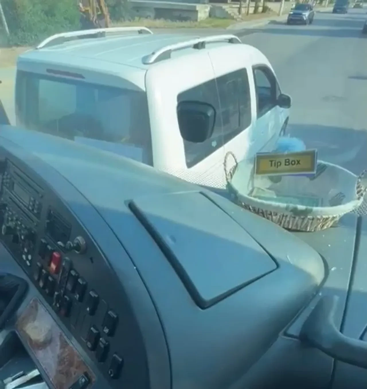 Tatile giderken dehşeti yaşadılar! Bir anda önleri kesilip taşlanmaya başladılar