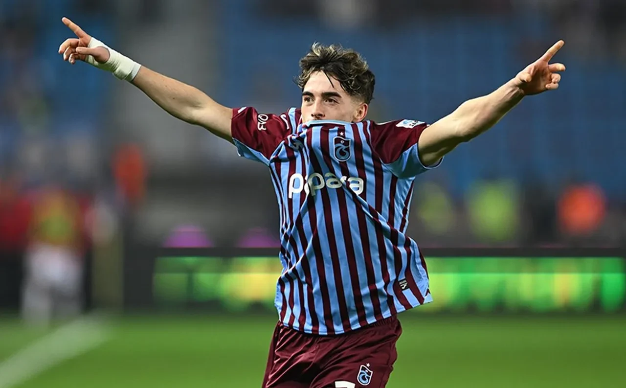 Trabzonspor'da ilk ayrılık gerçekleşti! 4 yıllık imza resmen duyuruldu