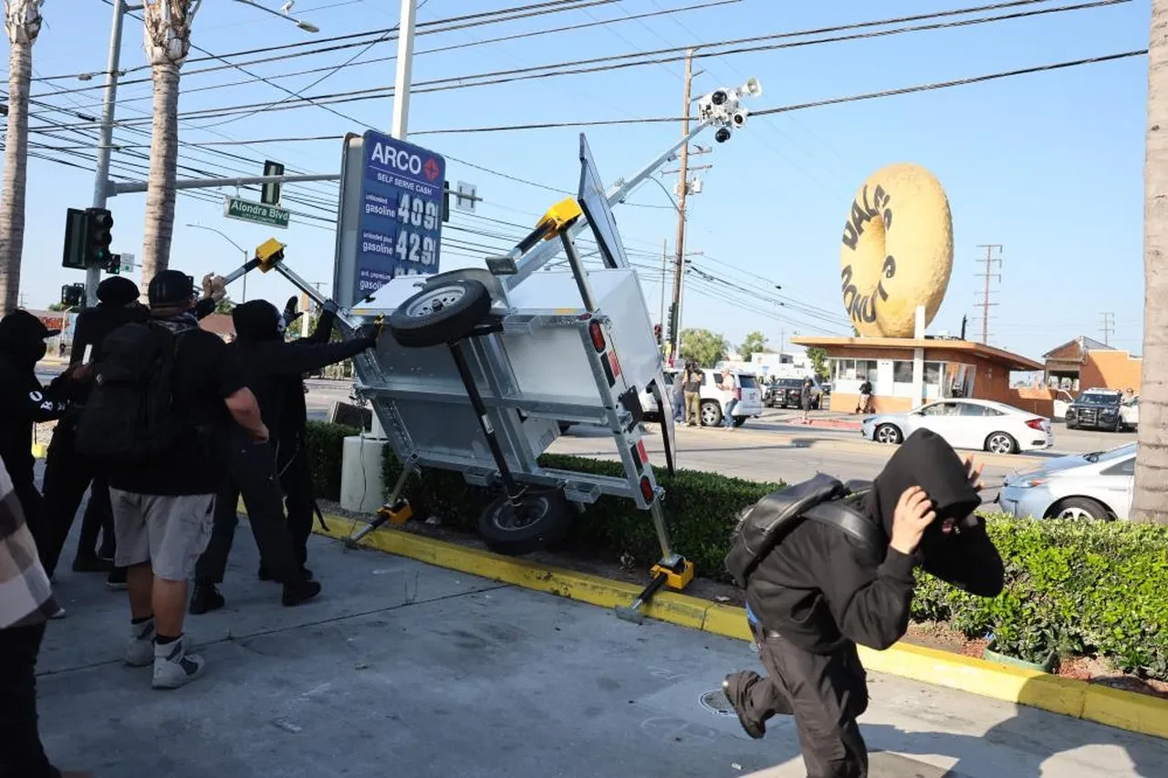 Trump Los Angeles'ta asker sayısını artırdı, California Valisi dava açtı