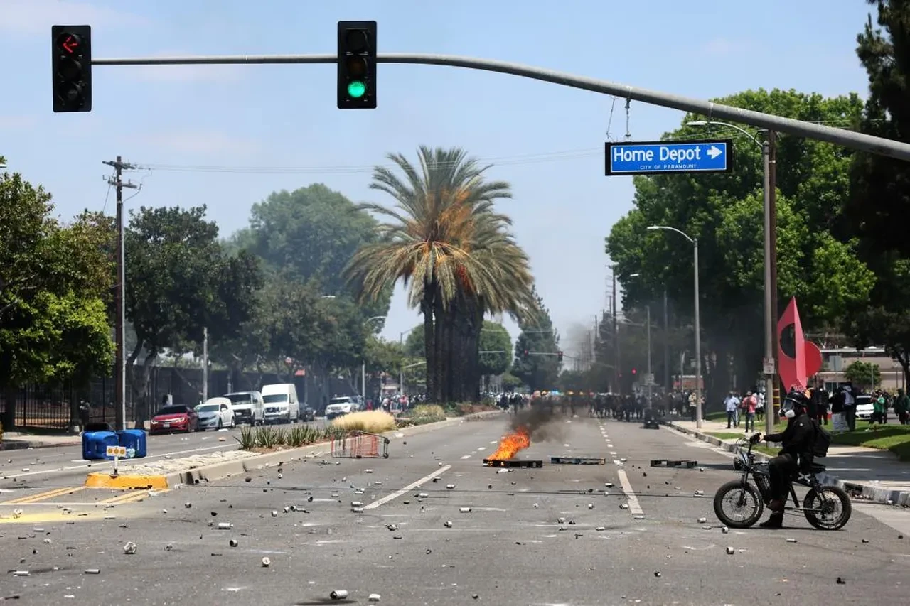 Trump Los Angeles'ta asker sayısını artırdı, California Valisi dava açtı