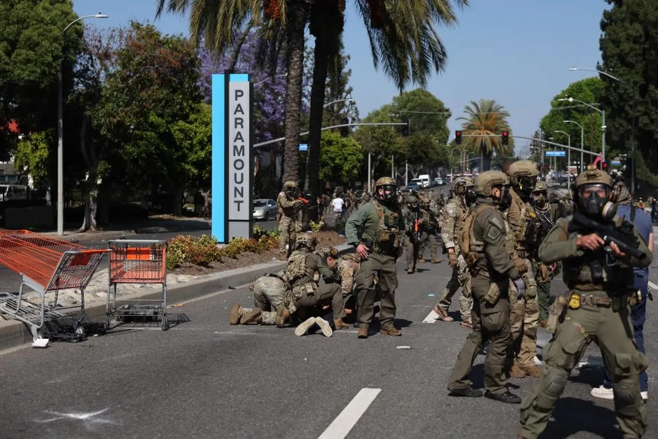 Trump Los Angeles'ta asker sayısını artırdı, California Valisi dava açtı