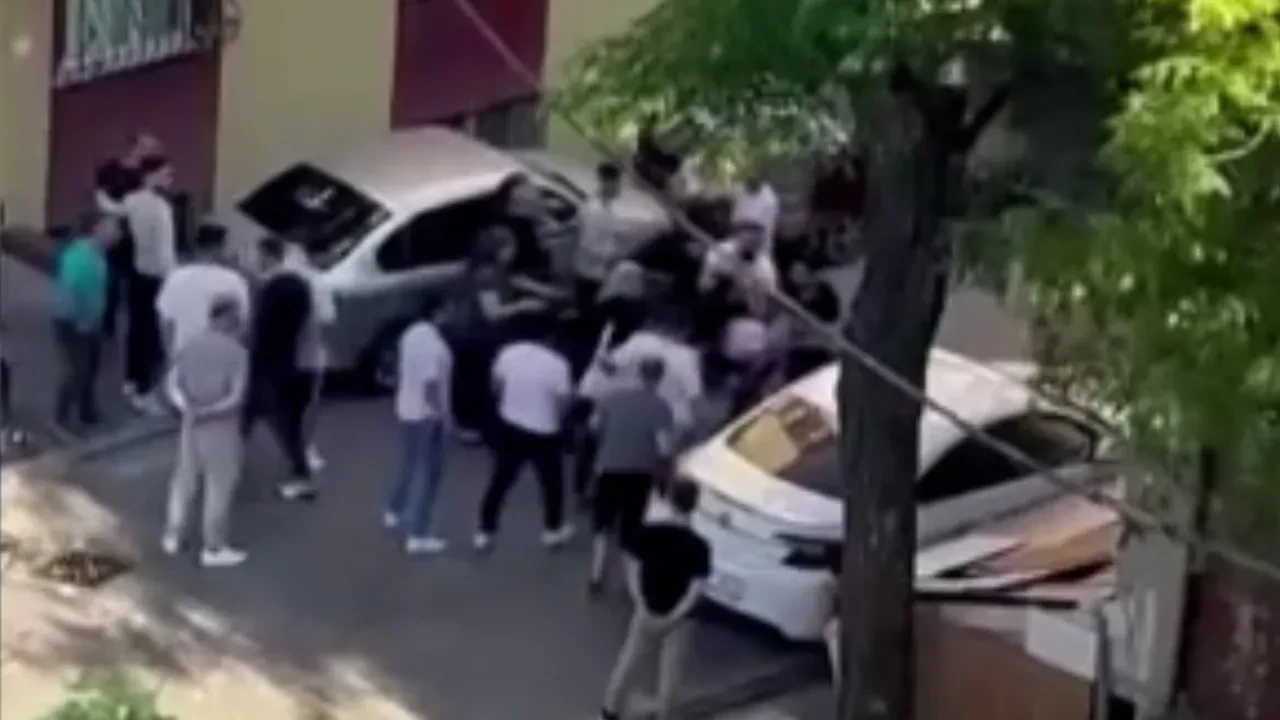 Tüm kapıları zorla açmaya çalıştı! Madde bağımlısına meydan dayağı 