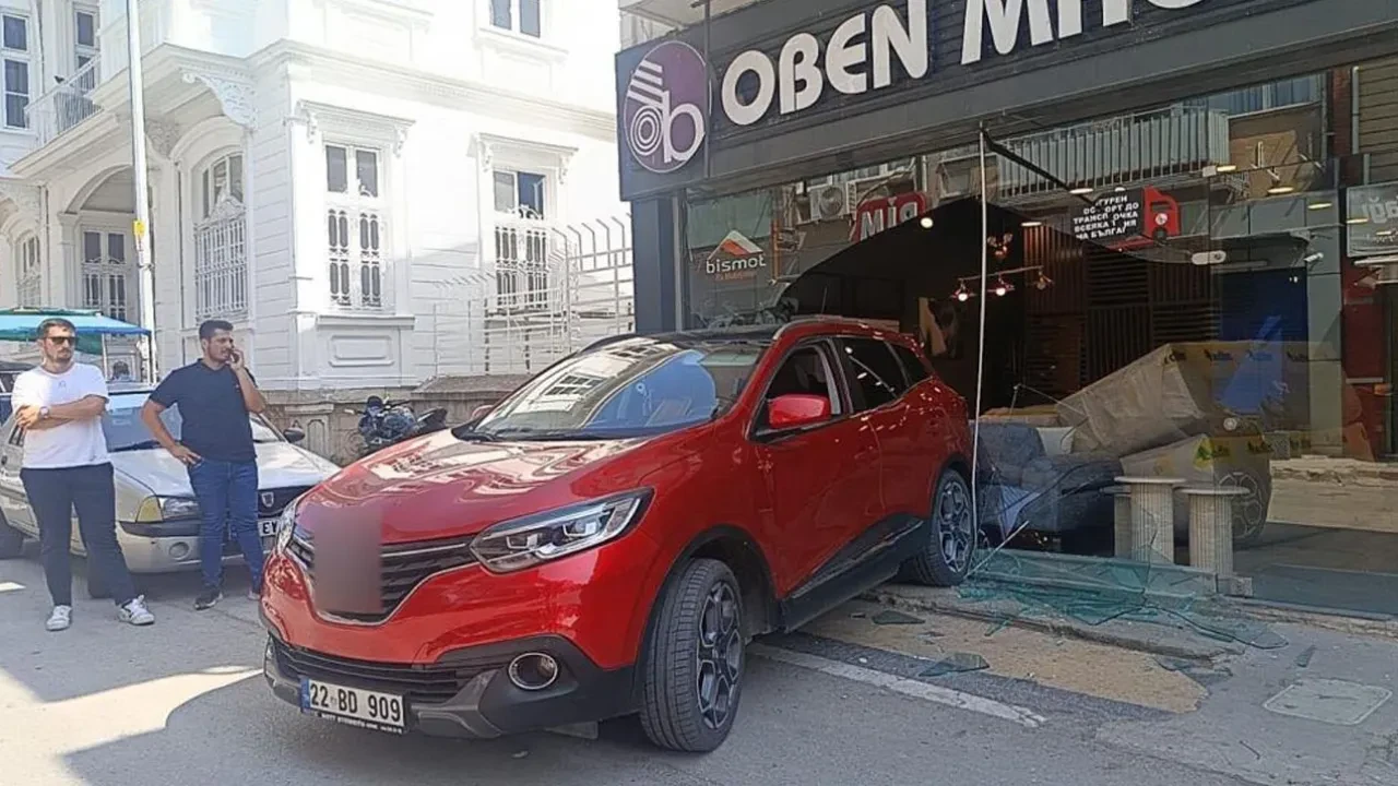 Viteste bıraktığı araç mağazaya daldı! Faciadan dönüldü