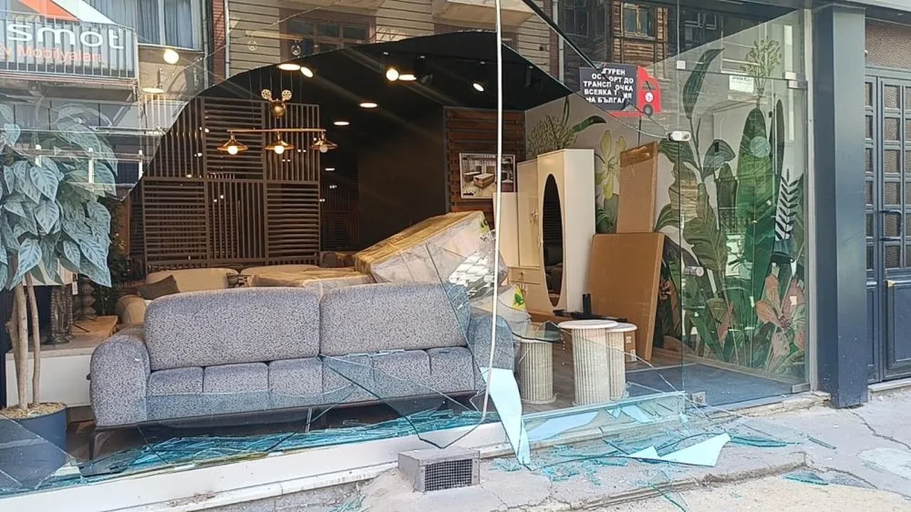 Viteste bıraktığı araç mağazaya daldı! Faciadan dönüldü