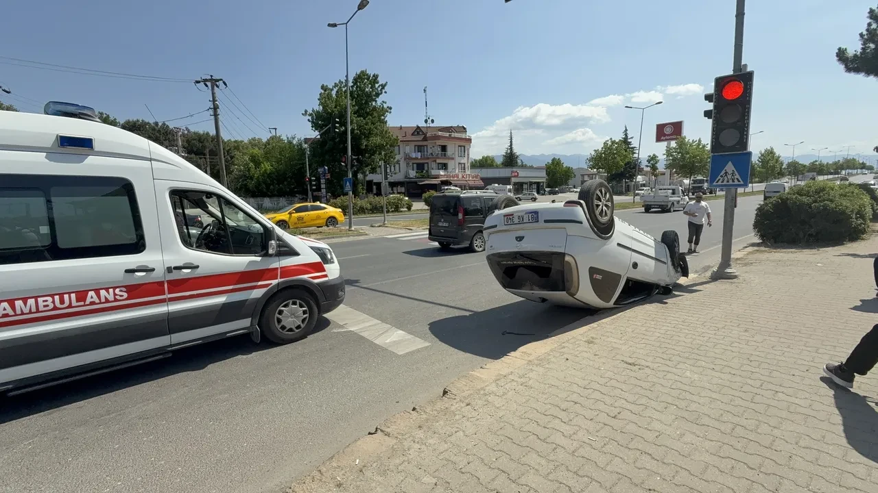 Yayaya yol verdi, arkadan araç çarptı! Taklalar atarak durabildi