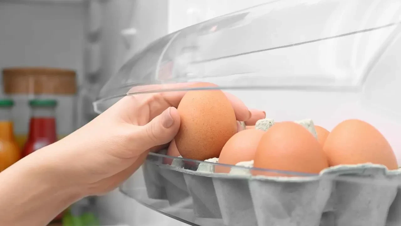 Yumurtaları sakın buzdolabında buraya koymayın! Ünlü şef uyardı: Daha çabuk bozuluyor