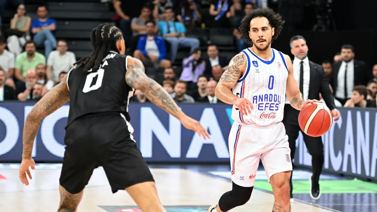 Anadolu Efes hata yapmadı: Beşiktaş Fibabanka seride geriye düştü! 