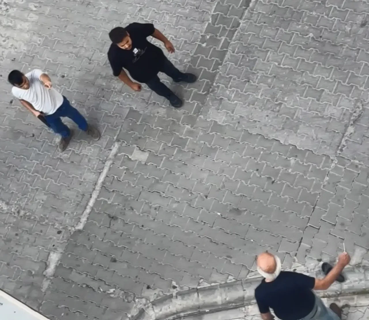 Boşanma aşamasındaki eşini bıçakla rehin aldı! Vatandaş tek hamleyle kurtardı