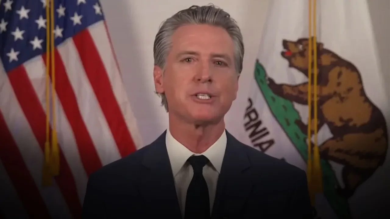 California valisi alay konusu oldu! Halka hitap etti ama dakikalarca kendini dinledi