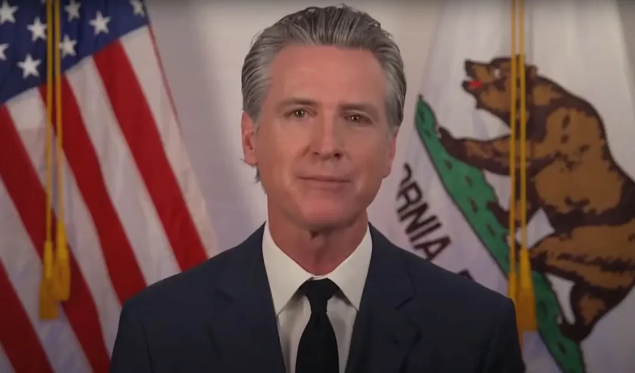 California valisi alay konusu oldu! Halka hitap etti ama dakikalarca kendini dinledi