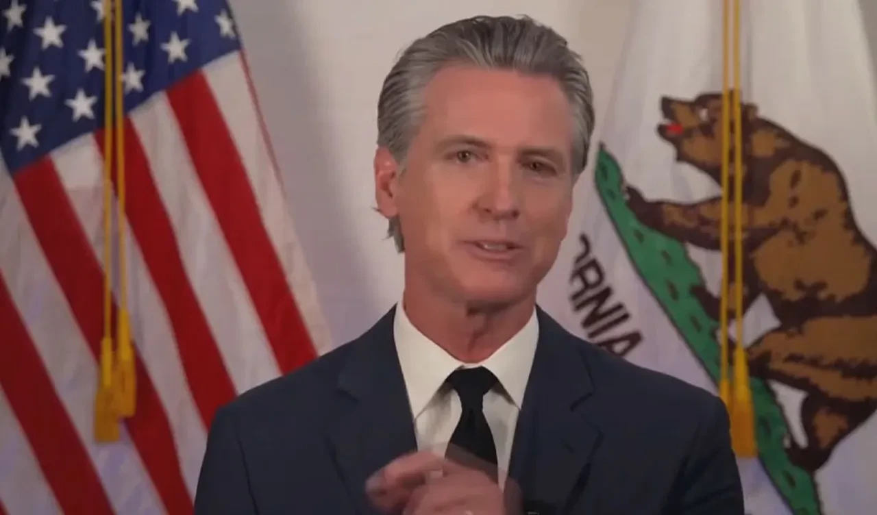 California valisi alay konusu oldu! Halka hitap etti ama dakikalarca kendini dinledi