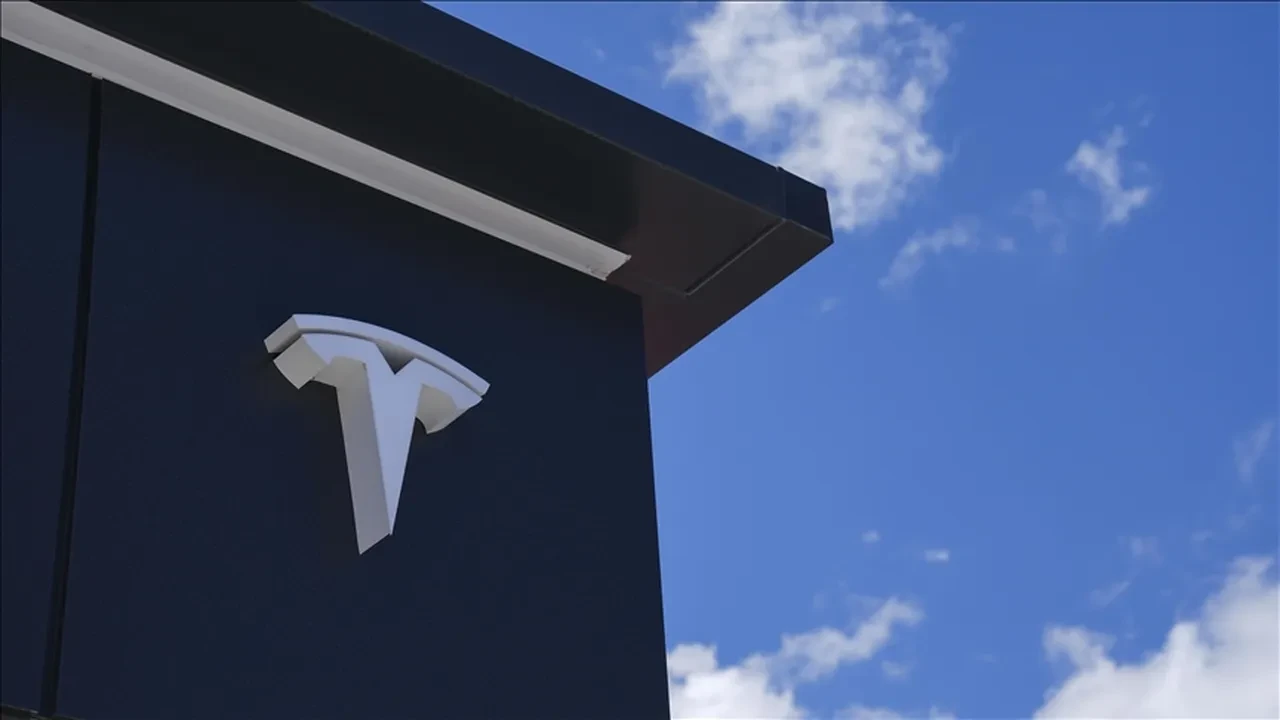Elon Musk'tan "sürücüsüz taksi" hamlesi: Hizmetin başlayacağı tarih belli oldu