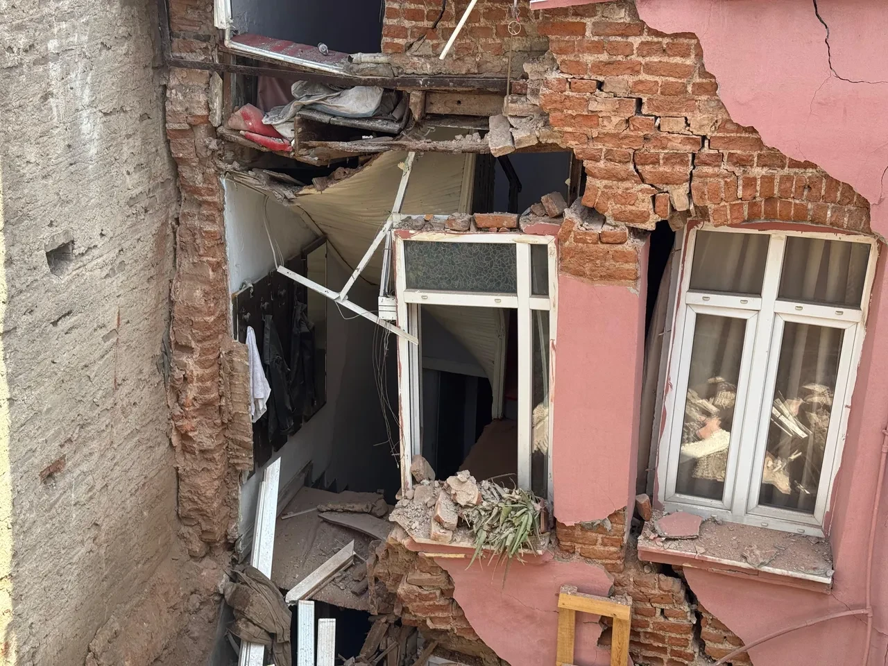 Fatih'te can pazarı! 5 katlı binada çökme: Çok sayıda ekip bölgeye sevk edildi