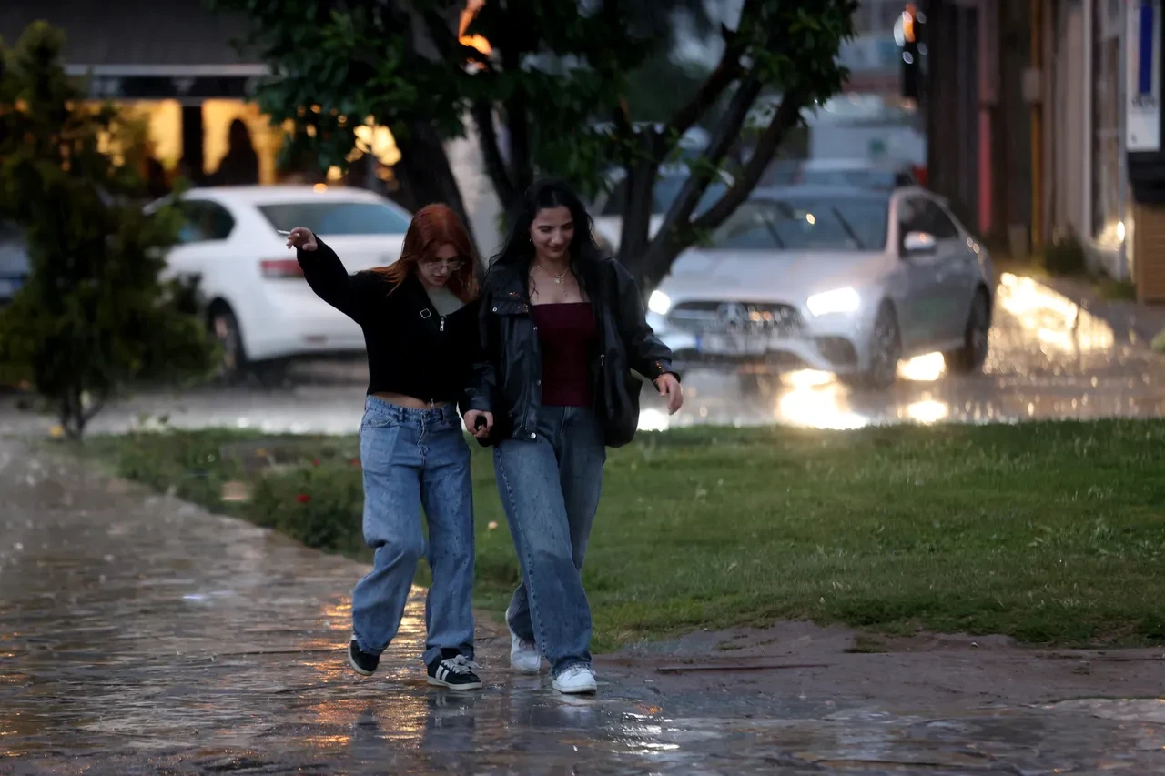 Hava durumuna dikkat! Meteoroloji bölge bölge uyardı: Yağmur ve sıcak bir arada