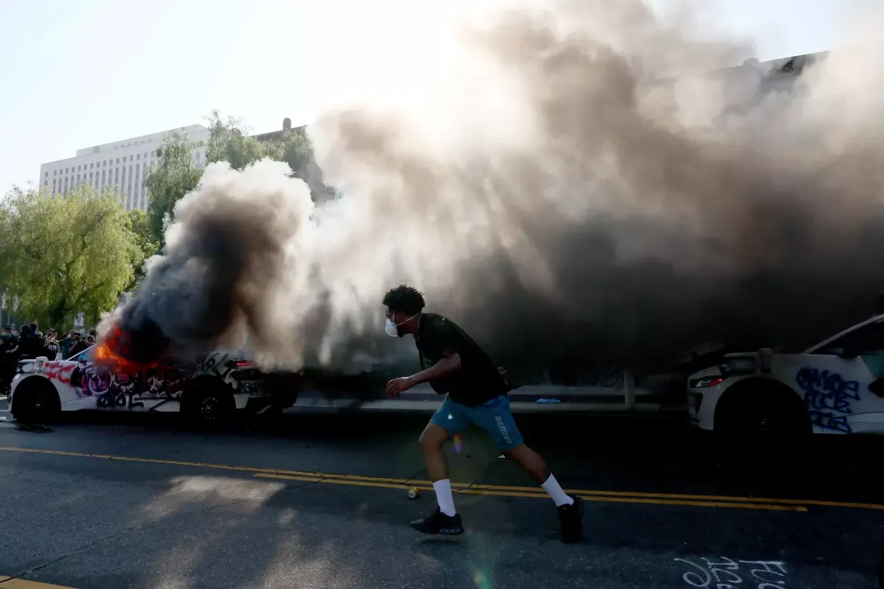 Los Angeles sokaklarında protestocuların yeni hedefi sürücüsüz taksiler oldu