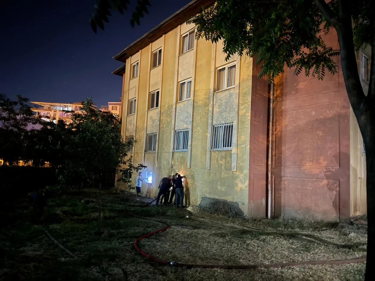 Polis lojmanında yangın! 13 kişi hastanelik oldu